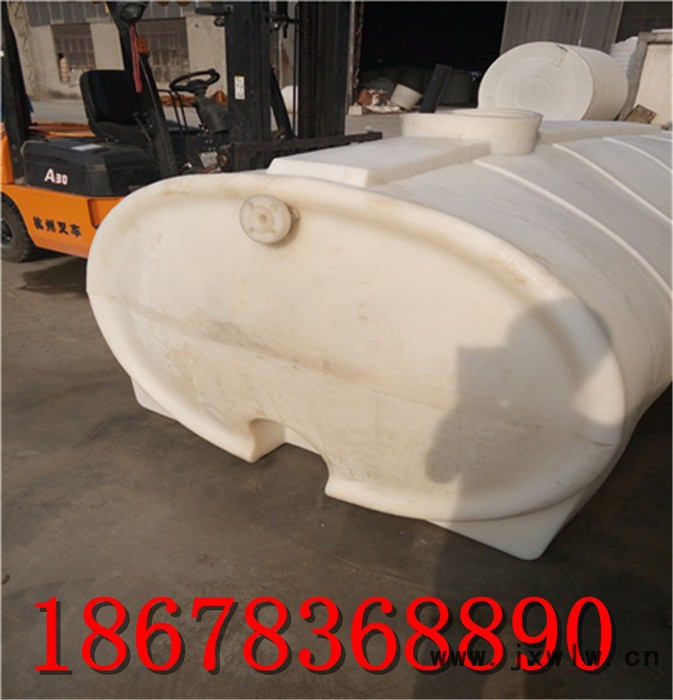信誠滾塑大桶廠家1.5噸臥式塑料桶 車載運(yùn)輸1.5方pe儲罐 1500升臥式水箱加工定做